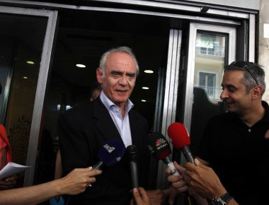 Σε πισίνα ο Άκης Τσοχατζόπουλος για τα... καλοκαιρινά του «μπανάκια» (φωτό)